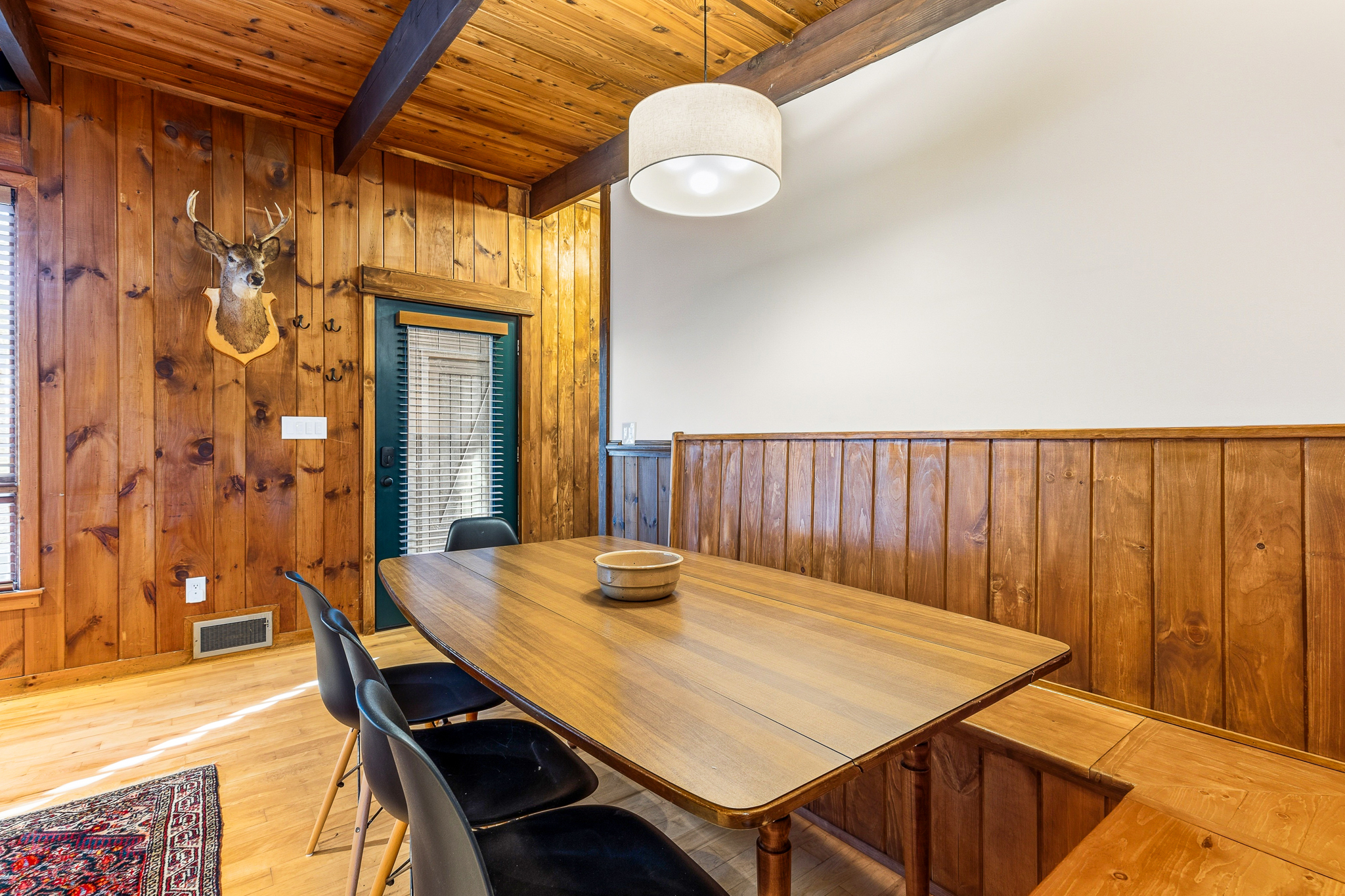 Dining area — breakfast nook